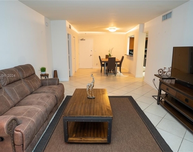 5600 Collins Ave - Photo Thumbnail 26