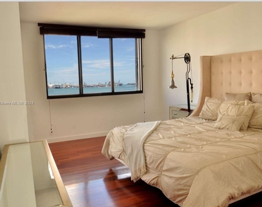 520 Brickell Key Dr - Photo Thumbnail 6