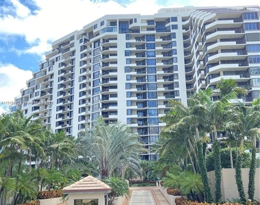 520 Brickell Key Dr - Photo Thumbnail 2