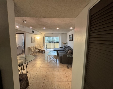 2924 Collins Avenue - Photo Thumbnail 4