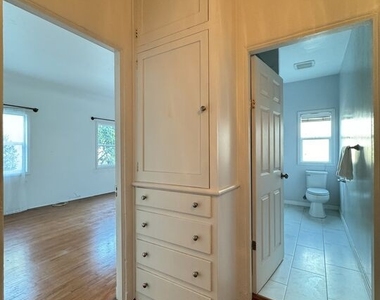 645 W Glenoaks Blvd - Photo Thumbnail 8