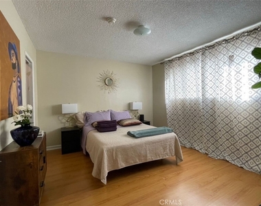 1216 N Formosa Avenue - Photo Thumbnail 4