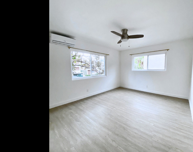 445 E Magnolia Blvd - Photo Thumbnail 12