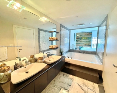 200 Biscayne Boulevard Way - Photo Thumbnail 8