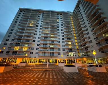 5701 Collins Ave - Photo Thumbnail 9