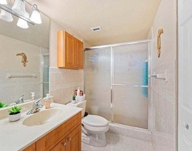 9310 Fountainbleau Boulevard - Photo Thumbnail 14