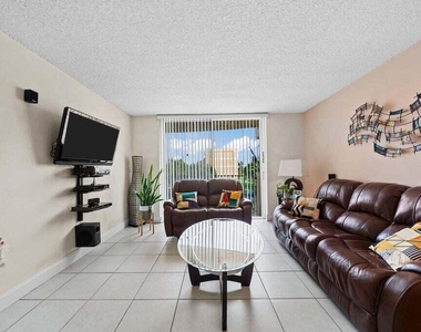 9310 Fountainbleau Boulevard - Photo Thumbnail 7