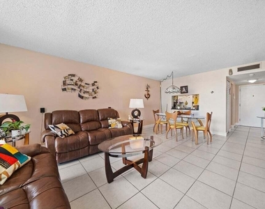 9310 Fountainbleau Boulevard - Photo Thumbnail 5