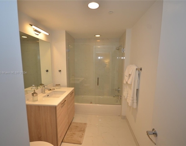 16385 Biscayne Blvd - Photo Thumbnail 5