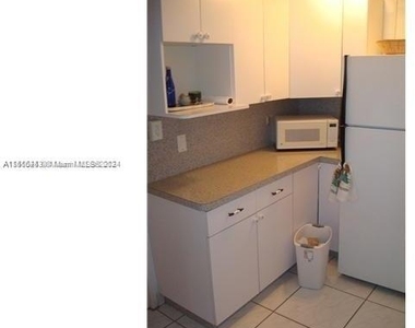 5445 Collins Ave - Photo Thumbnail 3