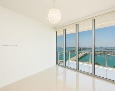 1100 Biscayne Blvd - Photo Thumbnail 4