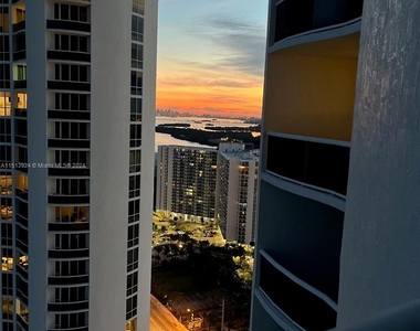 16001 Collins Ave - Photo Thumbnail 3