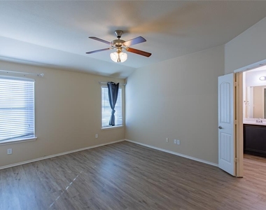 1105 Bexar Avenue - Photo Thumbnail 7