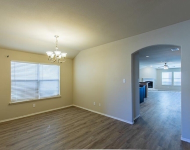 1105 Bexar Avenue - Photo Thumbnail 2