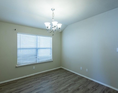 1105 Bexar Avenue - Photo Thumbnail 3