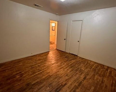 2601 Burnett Ave - Photo Thumbnail 6