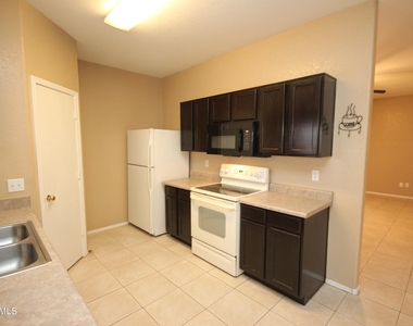 2419 S 71 Drive - Photo Thumbnail 4