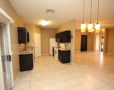 2419 S 71 Drive - Photo Thumbnail 8