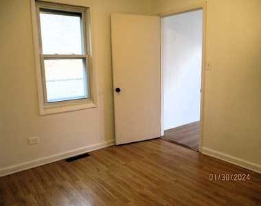 9806 Marion Avenue - Photo Thumbnail 4