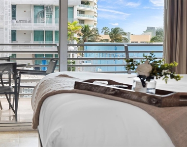 1437 Collins Ave - Photo Thumbnail 6