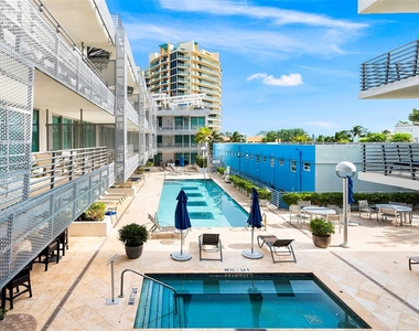 1437 Collins Ave - Photo Thumbnail 23