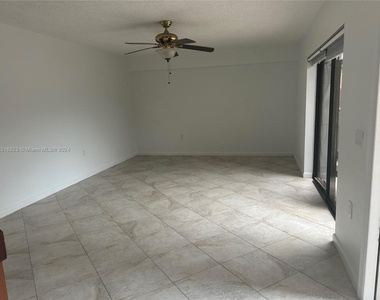 324 Live Oak Ln - Photo Thumbnail 2