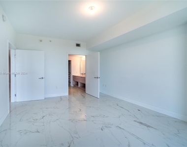 16385 Biscayne Blvd - Photo Thumbnail 30