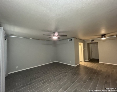 8401 N New Braunfels Ave - Photo Thumbnail 5