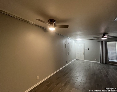 8401 N New Braunfels Ave - Photo Thumbnail 9