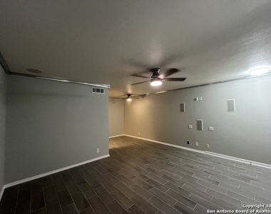 8401 N New Braunfels Ave - Photo Thumbnail 6