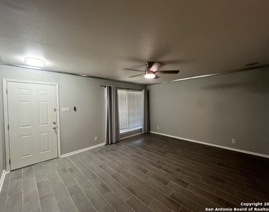 8401 N New Braunfels Ave - Photo Thumbnail 4