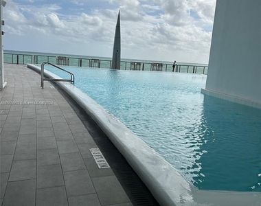 17121 Collins Ave - Photo Thumbnail 8