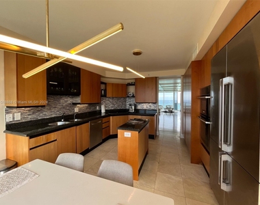 17555 Collins Ave - Photo Thumbnail 17