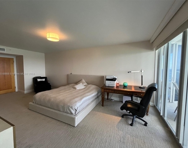 17555 Collins Ave - Photo Thumbnail 21