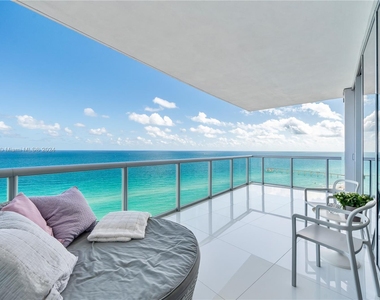 17121 Collins Ave - Photo Thumbnail 0