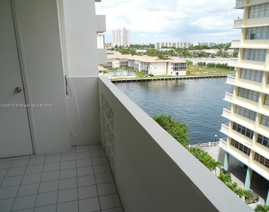 1833 S Ocean Dr - Photo Thumbnail 5