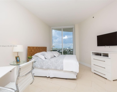 15811 Collins Ave - Photo Thumbnail 2