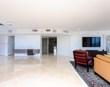 520 Brickell Key Dr - Photo Thumbnail 8