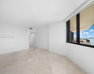 520 Brickell Key Dr - Photo Thumbnail 36