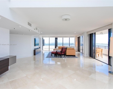 520 Brickell Key Dr - Photo Thumbnail 2