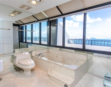 520 Brickell Key Dr - Photo Thumbnail 16