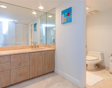 520 Brickell Key Dr - Photo Thumbnail 28