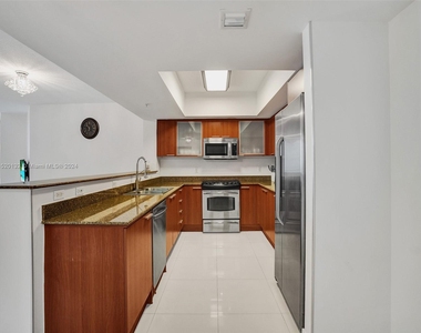 16699 Collins Ave - Photo Thumbnail 2