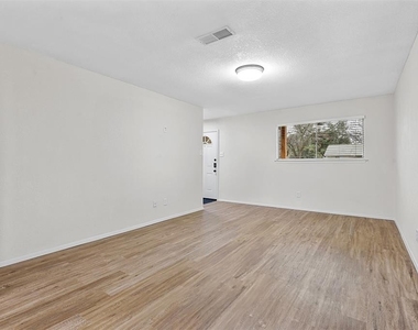 1503 Montclair Street - Photo Thumbnail 4