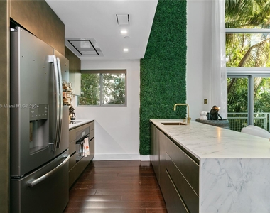 7728 Collins Ave - Photo Thumbnail 22