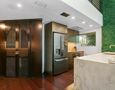 7728 Collins Ave - Photo Thumbnail 21