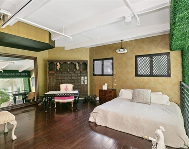 7728 Collins Ave - Photo Thumbnail 12