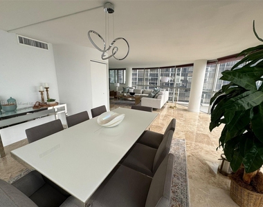 2025 Brickell Ave - Photo Thumbnail 4