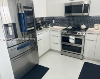 16699 Collins Ave - Photo Thumbnail 6