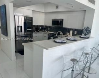 16699 Collins Ave - Photo Thumbnail 5